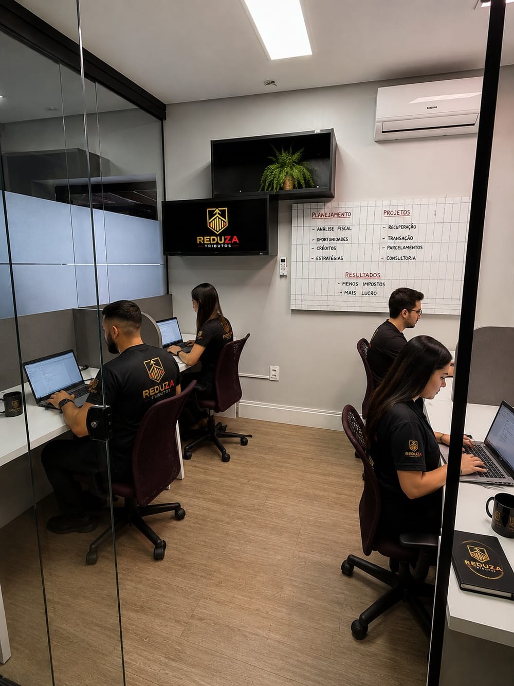 Equipe da Reduza Tributos trabalhando no escritório em Belo Horizonte