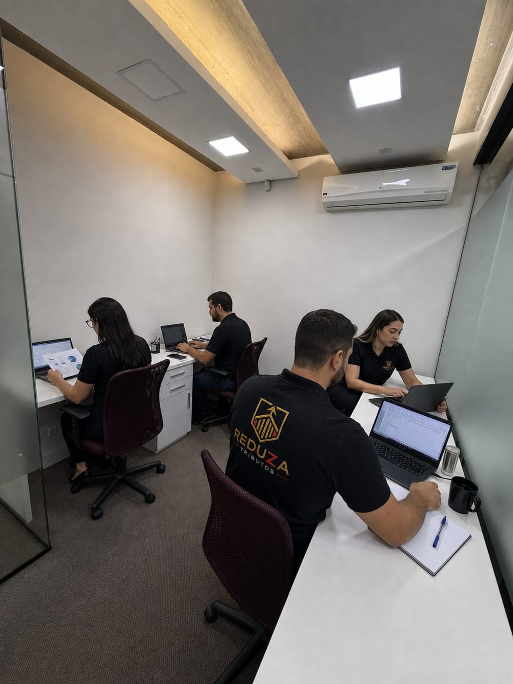 Profissionais da Reduza Tributos analisando dados fiscais e contábeis